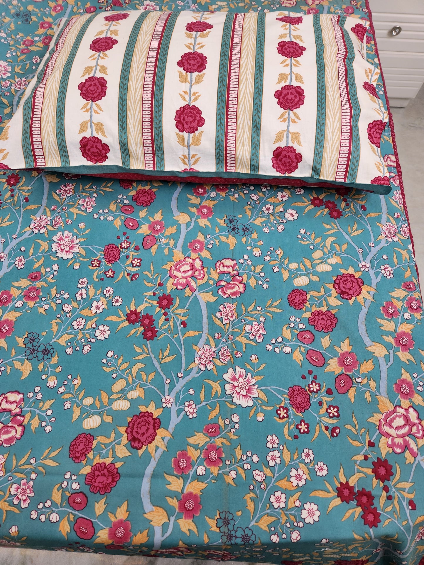 COTTON BEDSHEET WITH TWO PILLOW COVERS