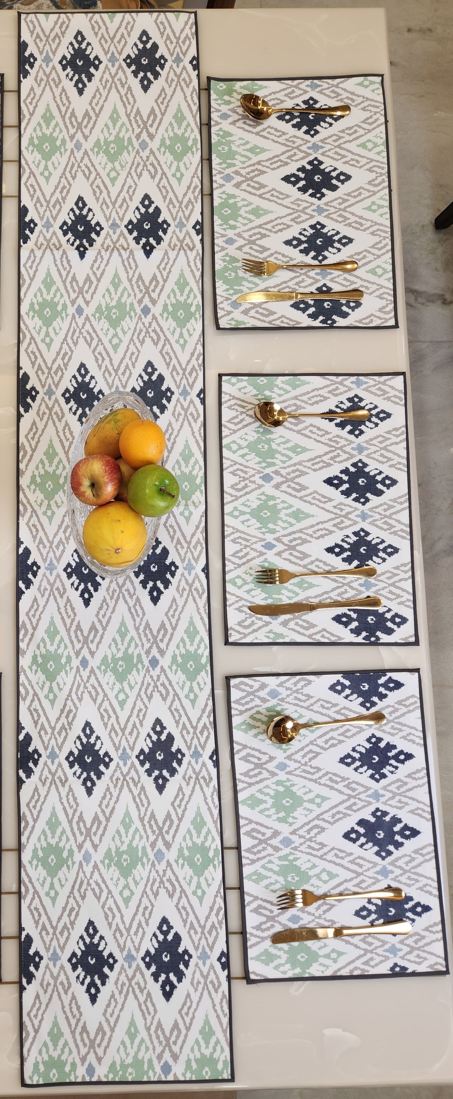 TABLE RUNNER AND TABLE MATS SET